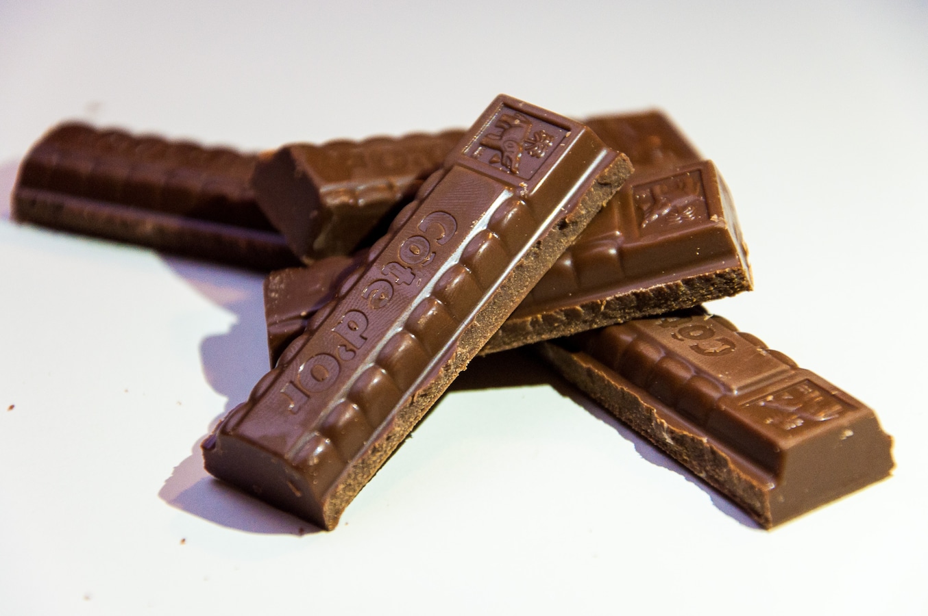 Deux hommes volent 300 tablettes de chocolat: leur avocat ...