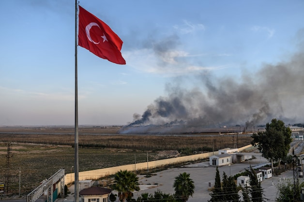 De la fumée s’élevant au-dessus de la ville syrienne de Tal Abyad, à proximité immédiate de la frontière turque, le 10 octobre 2019, lors d’une opération militaire turque contre les forces kurdes de Syrie.