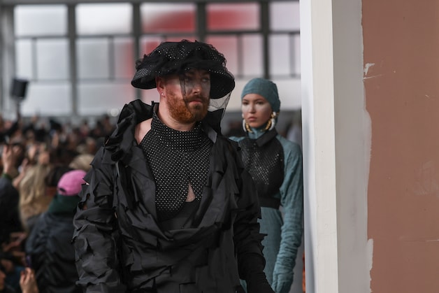 Sam Smith fait une apparition remarquée (et critiquée) à la Fashion ...