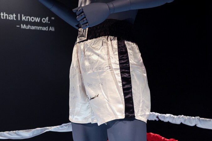 Le short porté par Mohamed Ali lors du combat de légende “Thrilla in ...