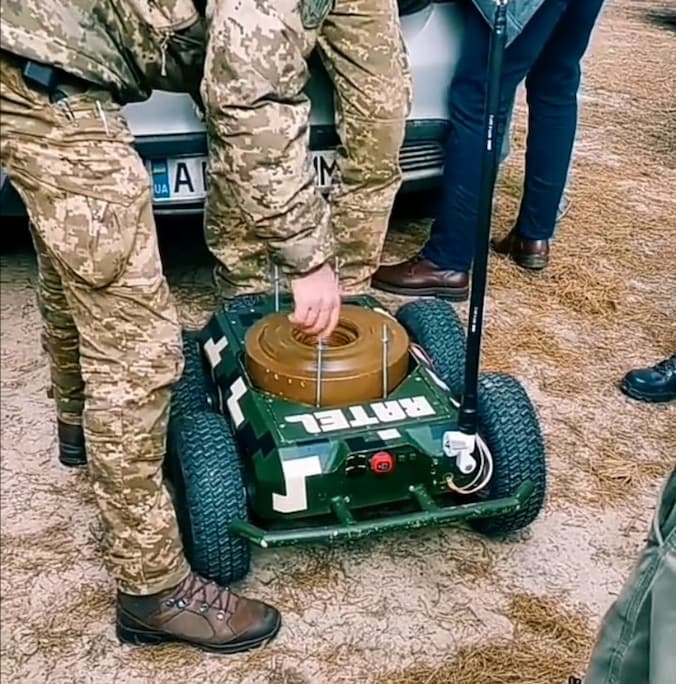 Le drone Ratel S, nouveau robot kamikaze des soldats ukrainiens et ...