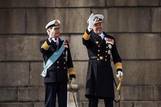 Le roi Carl XVI Gustaf de Suède (à gauche) et le roi Frederik X du Danemark (à droite).