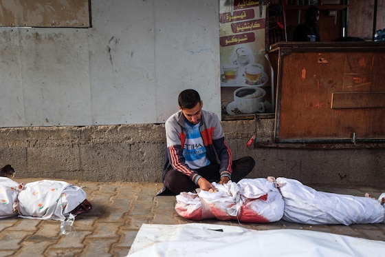 Un homme pleurant devant le corps d'un enfant tué lors d'une frappe israélienne, à Nuseirat, dans le centre de la bande de Gaza, le 29 octobre 2025. 