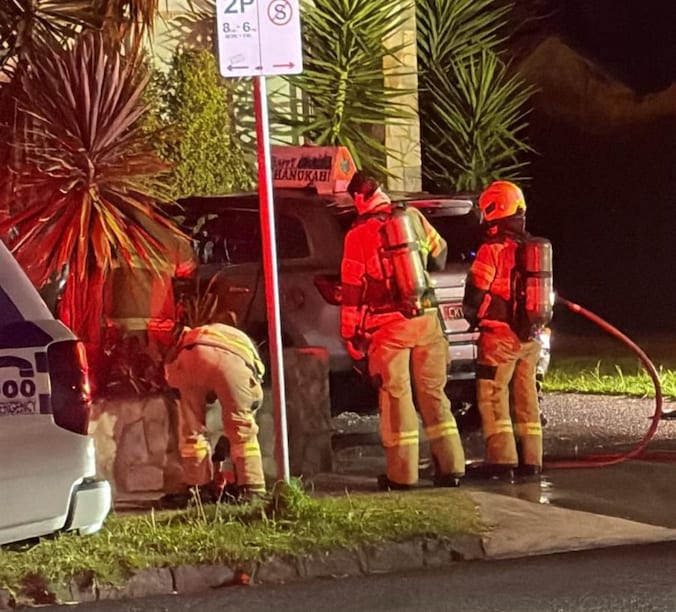 Une voiture portant un panneau célébrant la fête juive de Hanouka ...