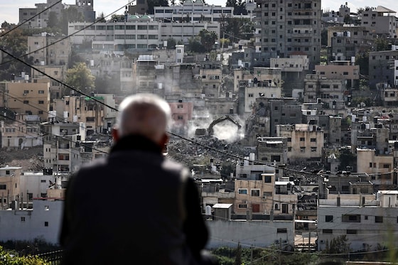 Des résidents d'un camp palestinien regardant leurs maisons être détruites par Israël, à Tulkarem.