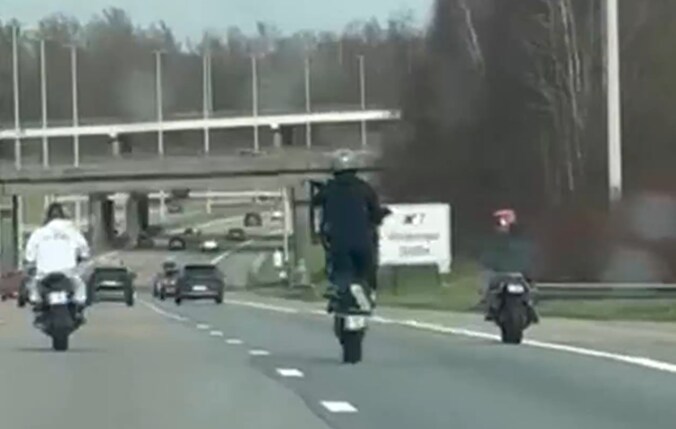 “Hallucinant”: trois motards roulent sur une roue sur le ring de ...