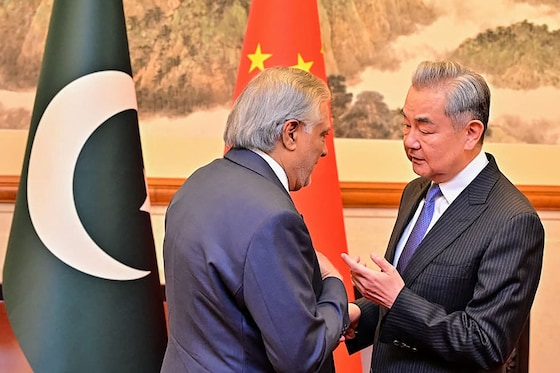 Cette photo fournie prise le 31 mars 2026 et diffusée par le ministère pakistanais des Affaires étrangères montre le ministre chinois des Affaires étrangères Wang Yi (à droite) s’entretenant avec son homologue pakistanais Ishaq Dar à Pékin.
