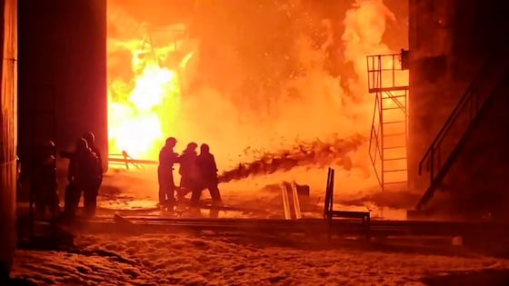 Cette image extraite d'une vidéo diffusée le 15 février 2024 sur le compte Telegram officiel du gouverneur de la région de Koursk, Roman Starovoyt, montre des pompiers s'efforçant d'éteindre un incendie dans un dépôt pétrolier de la région de Koursk. Une attaque nocturne menée par des drones ukrainiens a mis le feu à un dépôt de pétrole russe dans la région de Koursk, près de la frontière entre les deux pays, ont déclaré les autorités russes le 15 février 2024. Image fournie / TELEGRAM / @gubernator_46 / AFP