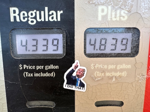Un sticker représentant Donald Trump avec la phrase “I did that” (“J’ai fait ça”) et pointant les prix de l’essence à une station-service à Denver (Colorado, États-Unis), le 30 mai 2026.
