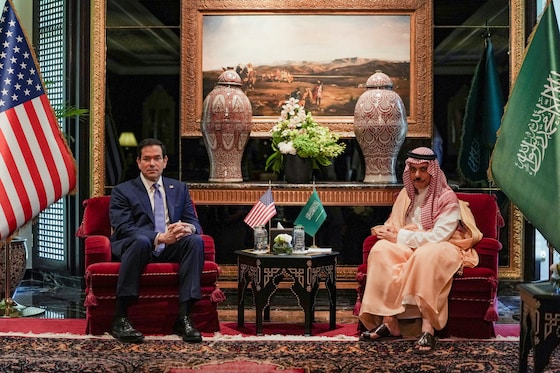 Le secrétaire d'État Marco Rubio avec le ministre saoudien des Affaires étrangères Fayçal ben Farhan Al Saoud, le 25 juin 2026 à Manama.
