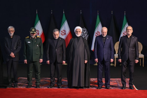 Mohsen Rezaï (deuxième à gauche), avec le chef de la diplomatie iranienne Abbas Araghchi (3e à gauche), le chef du pouvoir judiciaire Gholamhossein Mohseni Ejeï, le président du Parlement et négociateur en chef, Mohammad Bagher Ghalibaf (deuxième à droite) et le président de la République islamique Massoud Pezeshkian