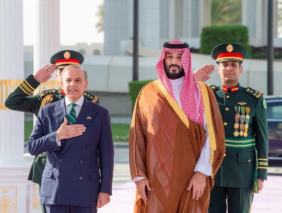 Le Premier ministre pakistanais Shehbaz Shariff et le prince héritier saoudien Mohamed ben Salmane