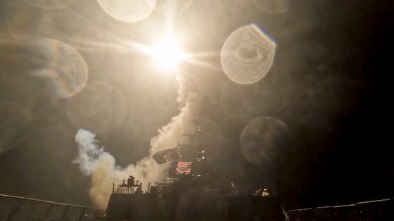 Un navire de guerre américain lance un projectile vers un lieu non identifié lors de ce que l’armée américaine présente comme sa dernière vague de frappes contre l’Iran, visant "des cibles militaires iraniennes telles que des sites de surveillance côtière et de défense antiaérienne, des infrastructures logistiques militaires et des capacités maritimes", dans cette image extraite d’une vidéo diffusée le 16 juillet 2026.