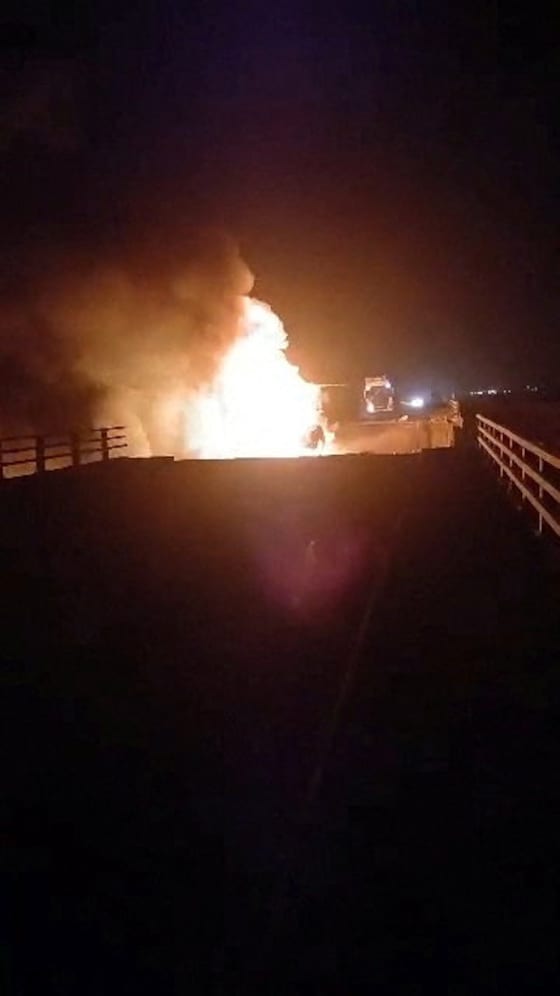 Un incendie fait rage sur un pont endommagé après une frappe à Bandar Khamir, dans la province iranienne d’Hormozgan, le 16 juillet 2026, sur cette capture d’écran tirée d’une vidéo diffusée sur les réseaux sociaux.