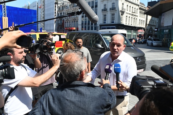 Philippe Close, le bourgmestre de Bruxelles, répond aux questions des journalistes devant le bâtiment OXY.