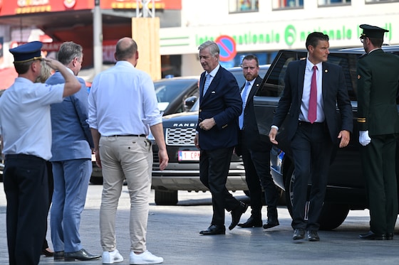 Le roi Philippe est arrivé sur place.