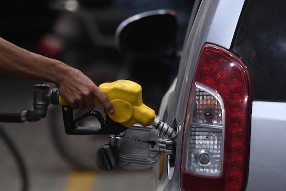 Une personne remettant de l’essence dans sa voiture, le 17 juillet 2026 à Karachi (Pakistan).