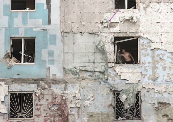 Un résident dans un immeuble d'un quartier résidentiel de Zaporijjia (Ukraine) ayant été touché pas une frappe russe, le 23 juillet 2026.