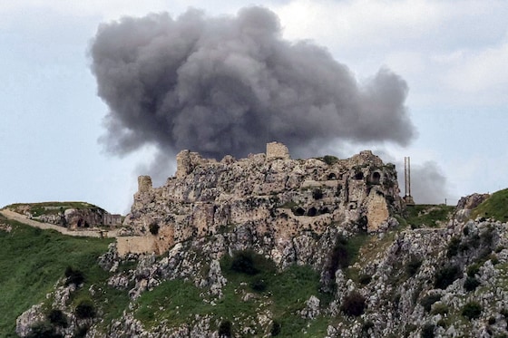 Une frappe israélienne menée sur le village de Yohmor, au Sud-Liban, avec le château de Beaufort en avant-plan, le 24 juillet 2026.