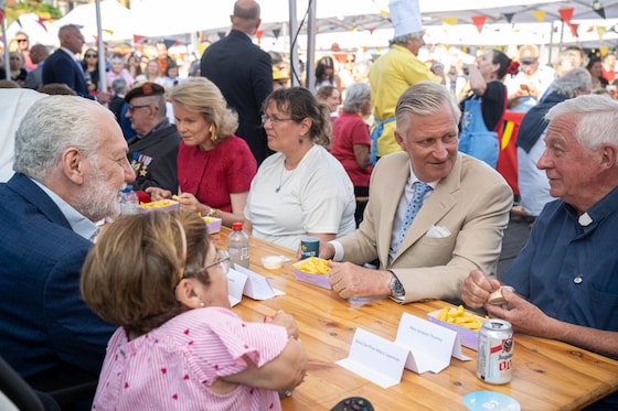 Le couple royal et ses enfants sur la Place du jeu de balle. 