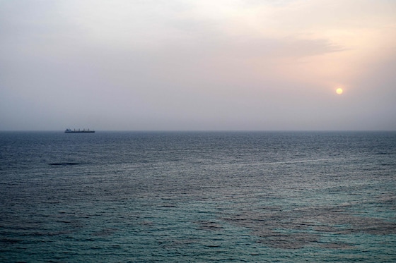 Un navire traverse le détroit de Bab el-Mandeb, au large des côtes du sud du Yémen, le 25 juillet 2026.