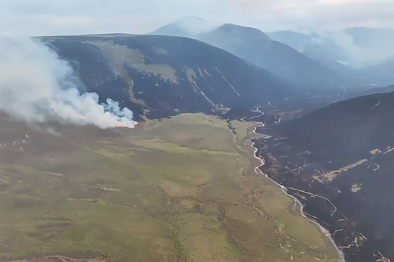 Cette capture d’écran tirée d’une vidéo fournie, filmée le 25 juillet 2026 et diffusée par l’Autorité du parc national des Cairngorms le 26 juillet 2026, montre de la fumée s’élevant d’un incendie de forêt dans le parc national des Cairngorms, dans les Highlands écossais.