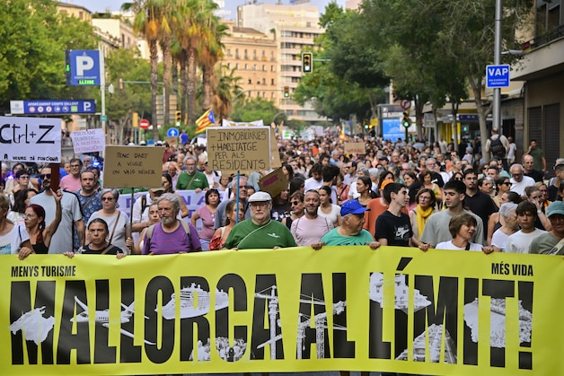 25 000 manifestants sont descendus dans la rue dimanche sous le slogan majorque a la limite