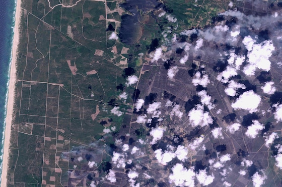 Une image satellite de l'incendie au Porge (dont le centre urbain apparaît en bas à droite, et avec l'étang de Lacanau en haut), le 27 juillet 2026.