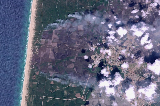 Une image satellite de l'incendie à Lège-Cap-Ferret (dont le centre urbain apparaît à droite), le 27 juillet 2026.