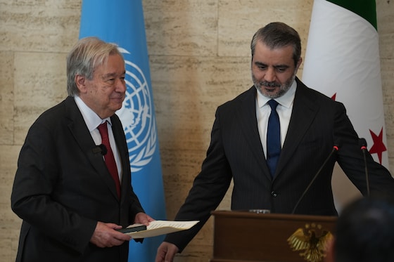 Le secrétaire général de l'ONU, António Guterres, avec le ministre syrien des Affaires étrangères, Asaad al-Shibani, à Damas le 25 juillet 2026.