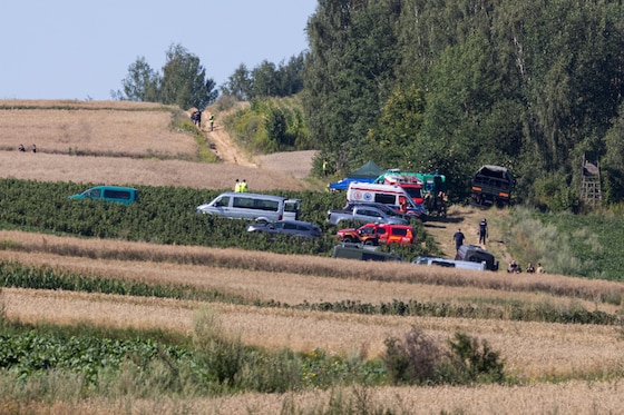 Les services de secours interviennent sur le site où un objet volant non identifié, considéré comme un missile de croisière russe selon le ministre ukrainien des Affaires étrangères jeudi, est tombé après avoir violé l’espace aérien polonais, à Tarnawa Kolonia, près de Lublin, en Pologne, le 30 juillet 2026.