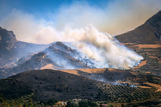 Un feu de forêt près du vilage d'Asomatos (Crète), le 30 juillet 2026.