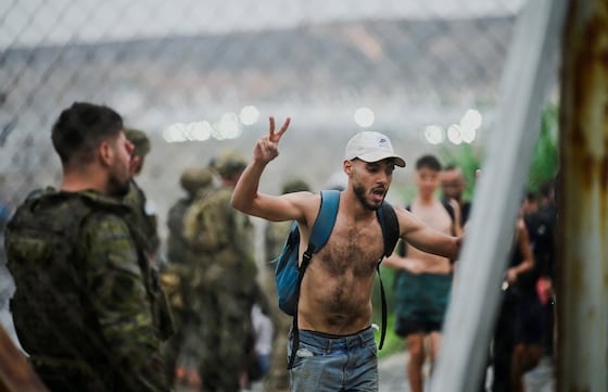 Un migrant manifestant sa joie en arrivant à Ceuta, le 31 juillet 2026.