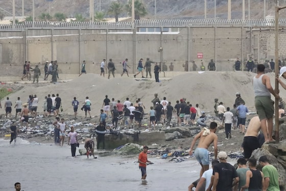 Des migrants tentant d'entrer à Ceuta, près du poste frontière de Tarajal, le 31 juillet 2026.