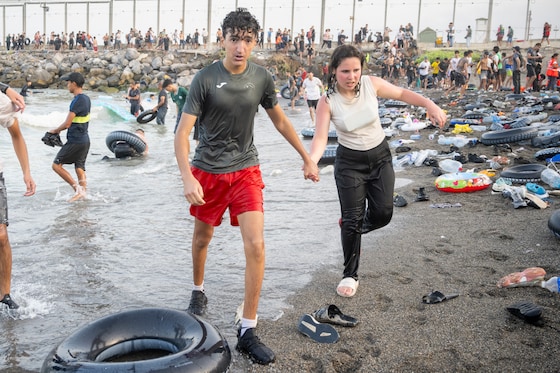 Des personnes tentant de rejoindre l'Espagne à la frontière avec Ceuta, le 30 juillet 2026.