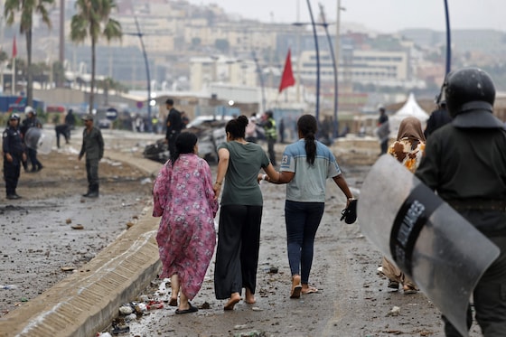 Des femmes à la frontière avec Ceuta, le 31 juillet 2026.