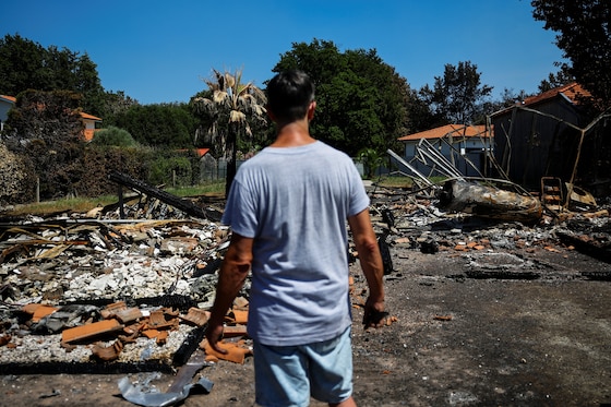 Sylvain Dubaquier, 54 ans, observe sa maison incendiée près d’une forêt touchée par un feu de forêt à Biscarrosse, dans le département des Landes, alors que la France fait face à la sécheresse, à une nouvelle alerte canicule et à des pénuries d’eau dans une grande partie du pays, le 28 juillet 2026.