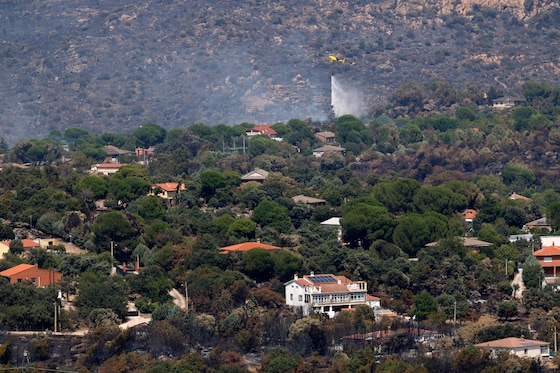 Un avion largue de l’eau lors d’incendies de forêt près d’El Tiemblo, dans la province d’Ávila, à 90 kilomètres à l’ouest de Madrid, en Espagne, le 28 juillet 2026.