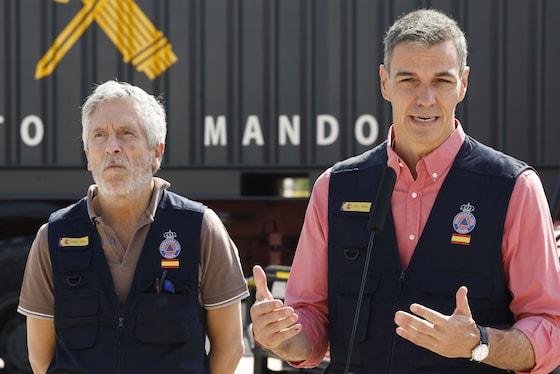Le Premier ministre espagnol Pedro Sánchez (à droite) s’exprime lors d’une conférence de presse aux côtés du ministre de l’Intérieur Fernando Grande-Marlaska (à gauche), lors de sa visite au poste de commandement avancé de Navalcarnero, près de Madrid, le 29 juillet 2026, à proximité des zones touchées par les incendies de forêt.