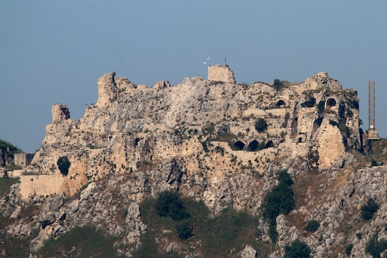 Le drapeau israélien flottant au sommet de la forteresse de Beaufort, au Sud-Liban, le 1er juin 2026.