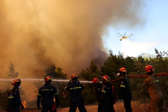Des pompiers combattent un incendie de forêt près du village d’Agia Paraskevi, en Grèce, le 2 août 2026.
