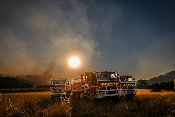 Des pompiers devant le massif du Gros Bessillon, près de Correns.