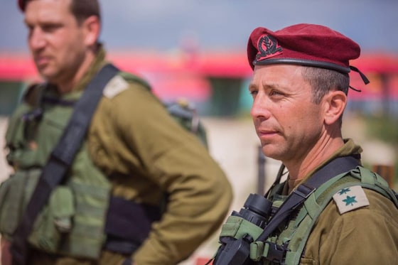 Le général israélien Avi Bluth (à droite).