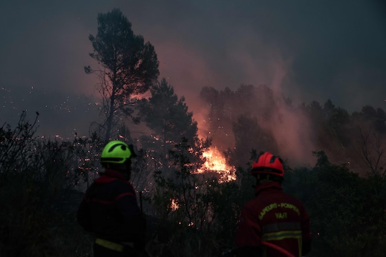 Des pompiers combattent un incendie de forêt qui ravage la végétation sur les collines de Montfort-sur-Argens, dans le sud-est de la France. Face à la progression des flammes, les autorités ont ordonné de nouvelles évacuations, notamment dans les communes de Correns et de Montfort-sur-Argens. Au total, près de 2.000 personnes ont été évacuées, selon le préfet du Var, Simon Babre.
