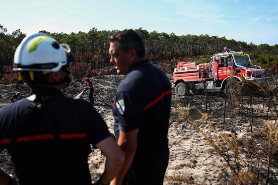 Un pompier projette de la mousse sur des arbres et des plantes calcinés dans la forêt du Grand Crohot, à Lège-Cap-Ferret, dans le sud-ouest de la France, le 1er août 2026.