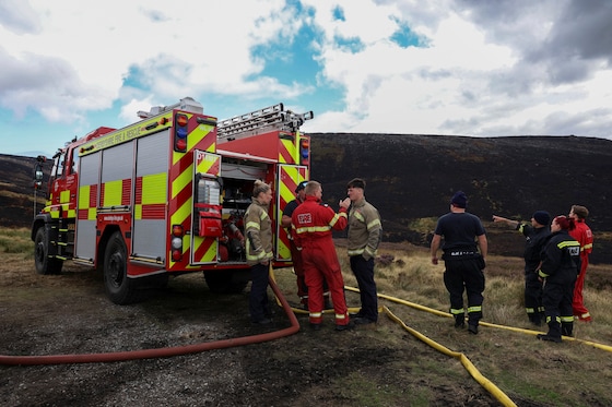 Des pompiers près de Glossop, au Royaume-Uni.