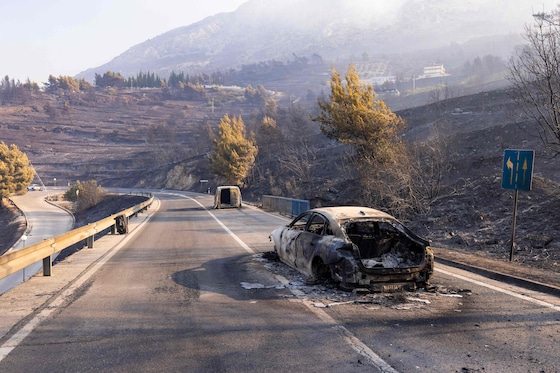 Une voiture calcinée sur une route après un incendie de forêt près de la ville d’Omis, à environ 30 kilomètres au sud de Split. Les pompiers croates ont lutté durant la nuit contre "l’un des pires" incendies de forêt de l’histoire du pays.
