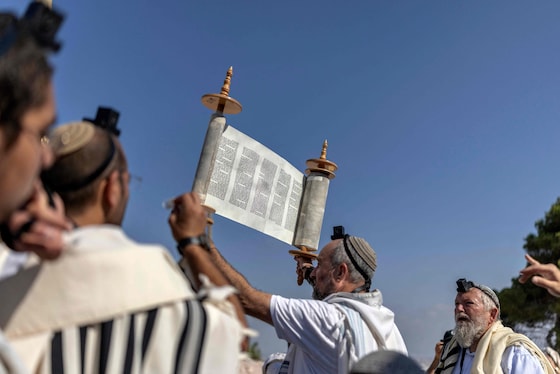 Une Torah brandie lors de l'inauguration de la nouvelle colonie de Ganim, le 13 août 2026.