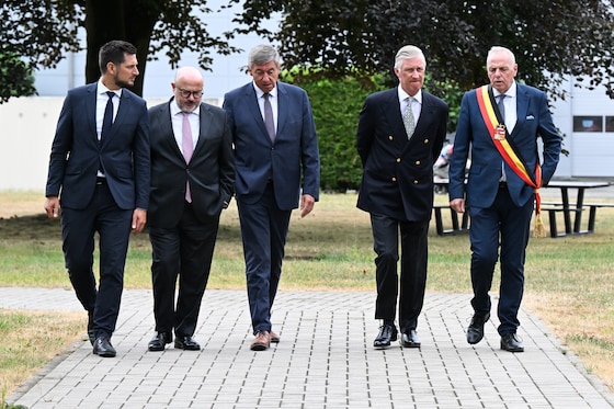 Le ministre-président wallon Adrien Dolimont, le ministre de l'Intérieur Bernard Quintin, le vice-Premier ministre Jan Jambon, le roi Philippe et Hervé Jamar, gouverneur de la province de Liège.