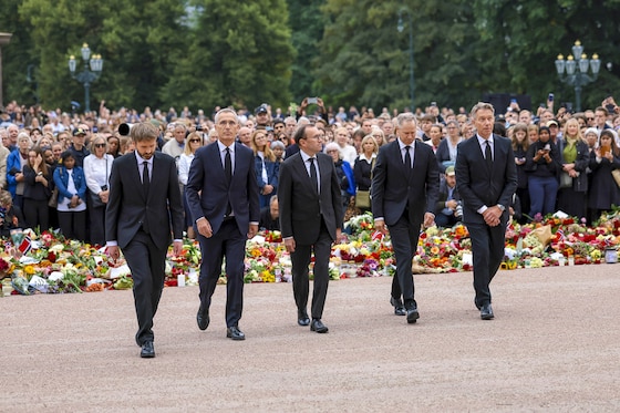 Les membres du Conseil d'État quittent le Palais royal après une réunion extraordinaire avec le nouveau roi, à la suite du décès du roi Harald V.